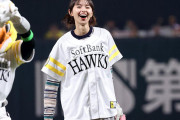 元乃木坂46・齋藤飛鳥が始球式　ワンバウンド投球も場内大歓声…人気女優が開幕戦で大役