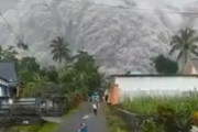 【動画】インドネシアの噴火がやばすぎる・・・1人死亡、40人余がけが