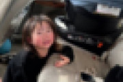 【約35万回再生】Youtuber、2歳の娘が炎天下の車内に閉じ込められた映像を公開　娘がヤバい！カメラ回さなきゃ！　段々過激に・・・