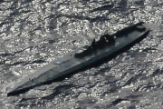 コロンビア海軍が密輸犯を救助、大量のコカインと一緒に海上を漂流しているのを発見！