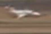 【動画】 大分空港でホンダジェットが滑走路を外れる衝撃アクシデント　その瞬間が激撮される 「車輪が片方出てなかった」 滑走路は閉鎖に
