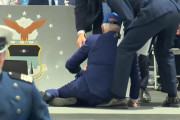 バイデン大統領、空軍士官学校卒業式にて壮大に転倒…[海外の反応]