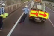 【動画】 福岡の直方バイパス、通行整理員がトラックに挟まれるエグい事故… 瞬間を捉えた衝撃動画が話題に