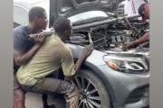 でかいエンジンを人力で持ち上げるアフリカのメカニックたちの動画が人気に。