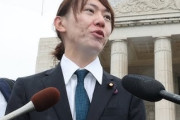 【悲報】チームみらいの党首、なんか袖が長過ぎる