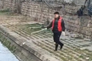【動画】中国、川沿いでの清掃員の仕事ぶりが酷い！ゴミを拾っては川に流す！