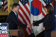 ハリス副大統領がムン・ジェインとの握手の後に手を拭いたとして非難される……韓国メディア「菅総理との時だって同じような動作しているぞ！」