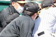 阪神・矢野監督、円陣で何かしらのメッセージが書かれた色紙を手にし、ナインを鼓舞