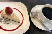 カフェの会計「4400円です(ケーキ2個と飲み物)」女「あっ、私1000円くらい出しますよ！」→結果ｗ