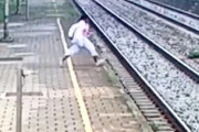 【未遂】通過電車に合わせてホームから線路に飛び込んだ女性の映像。