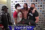 若手レスラーに担がせながら長々とコメントをするジェイ・ホワイト