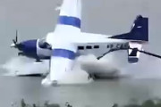 【動画】湖への着陸に失敗した水上飛行機が水面に刺さってしまう事故。