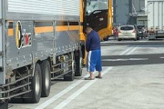 【謎】トラック運転手さん、とんでもない所で用を足してしまう…