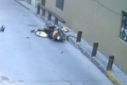 【動画】かなりの速度でT字路（壁）を直進してしまったバイクの女性が(ﾟoﾟ)