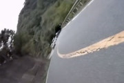 【動画】謎なタイミングでアクセルを開けたのが原因のバイク事故(´･_･`)