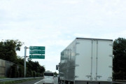 厚労省「長距離トラックドライバーは4時間運転したら30分休め」→パーキングエリアがパンク状態へ