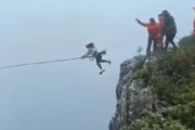 怖すぎ！渓谷にダイブした後に、大きなブランコのようにスイングする「キャニオンスイング」が海外で話題に