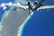 米空軍のA-10CサンダーボルトII戦闘攻撃機が大西洋上で燃料を補給！
