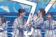 【乃木坂46】サプライズ！お花渡す.gif 飛鳥が泣いてる白石の肩さする時がくるなんて【CDTVライブ】