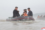 【悲報】北朝鮮当局、洪水の避難時に金日成氏・金正日氏の肖像画や朝鮮労働党の党員証を持ち出せなかった住民を処分