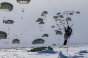 米陸軍第501落下傘歩兵大隊がアラスカで大規模降下訓練を実施…寒冷地で即応体制を維持！