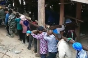【搬家】大きな建物を村人総出で人力で動かしてしまう中国。