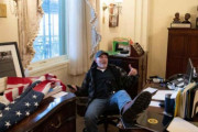 海外「米議事堂乱入で下院議長のデスクに勝手に座っていた男が逮捕される」