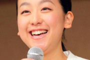 浅田真央がクリスマスライブで熱唱ｗｗｗマイクを握る激レア姿に氷上スレ驚愕！「歌う真央ちゃん初めて見たｗ」「竹内まりや選曲はセンス良すぎ」と大絶賛！リンクとは別人の“アーティスト真央”降臨に、全オタが「聴きたすぎるｗ」と悶絶や！