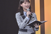 「似合いすぎやし可愛すぎ」日向坂46影山優佳が「日本代表アウェイユニフォーム姿」公開! 「ポニテも良きすぎる」「ホワイトコーデ最高」とファン歓喜!
