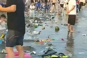 【動画】中国あるある、海水浴場は大賑わいも、ビーチは毎度のゴミ溜めに…