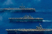 フィリピン海で米海軍空母2隻と強襲揚陸艦1隻がフォーメーション航行！
