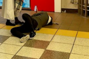 【画像】新宿駅で酔いつぶれてる男さん、転がされるｗｗｗｗ