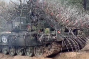 全身をトゲで覆ったロシア軍の「ヤマアラシ戦車」…ウクライナ軍のドローンは阻止できるか？！