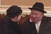 夜空に舞う北朝鮮の旗。娘のジュエ氏は金総書記のほほをなで…笑顔を見せた。まるで映画のよう フジ
