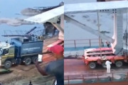 【動画】巨大な橋桁を運搬していたトレーラーが横転してしまう事故。（インド）