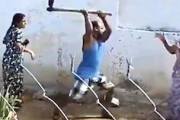 妹を斧で襲撃する兄貴がヤバすぎる動画がインドで撮影される。