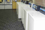「飲酒してゴミ放置」「爆音でダンス」…コインランドリーに集う訪日外国人たちのマナーに地域住民から苦言も　「24時間営業で無人」の居心地の良さから“交流の場”に発展