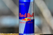 レッドブル「日本の栄養ドリンクを真似して売ってみたら世界シェアを取ってエナジードリンクブームも作れた」←？？
