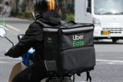 許可なくバイク・車で料理配達、ウーバー配達員２人逮捕「法に触れるとは知らなかった」