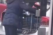 【爆笑】ランドリーカートを盗んだ女性の運命が悲惨すぎた