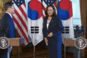 【動画】カマラ・ハリス副大統領、文大統領と握手した後に手を拭く