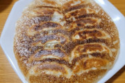 【画像】最近の冷凍餃子、うますぎる。これが油なし水なしフタなしで作れる?