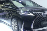 2000万円超の超高級ミニバン「レクサスLM」はアルファードと何が違う？