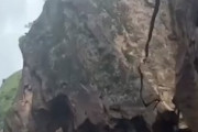 【動画】巨大落石で道路が完全に塞がれてしまう瞬間。
