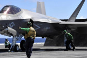 米空母のF-35C、着艦失敗 数人負傷