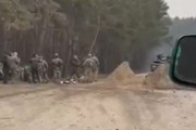 近づくロシア軍戦車に気付かず近距離で戦車砲を撃たれてしまうウクライナ兵！