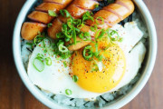 【画像】「知人の奥さんが作ってくれた目玉焼きソーセージ丼があまりにもおいしかったので今度は自分で作った」　18.5万いいね