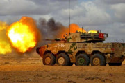 中国陸軍の11式105mm装輪突撃車がゴビ砂漠の訓練場で実弾射撃訓練を実施！
