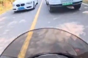 【動画】咄嗟の判断が命を救う。危険追い越しの隙間を抜けて命拾いしたライダーのヘルメットカム。