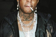 【画像】アメリカの人気ラッパー、おまえらにもお馴染みの"あの"ネックレスを着けてしまうｗｗｗｗｗｗ